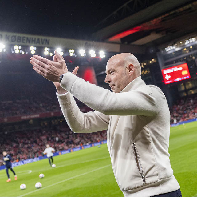 15.11.2024 - UEFA Nations League at Parken Stadium in Copenhagen - Denmark vs. Spain - Photo by Anders Kj rbye - fodboldbilleder.dk - Brian Riemer, head coach of Denmark applauds fans before the UEFA Nations League I Parken i K benhavn - Danmark vs. Spanien -